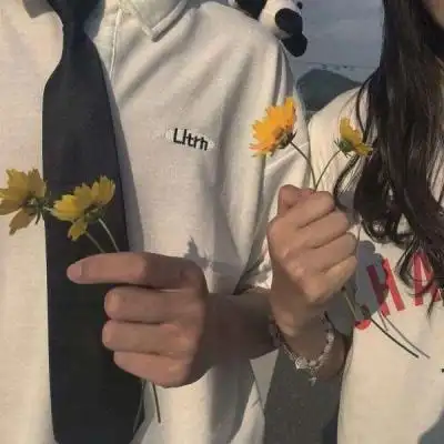 男女捧花情侣头像男女手拿花的情侣头像唯美图片