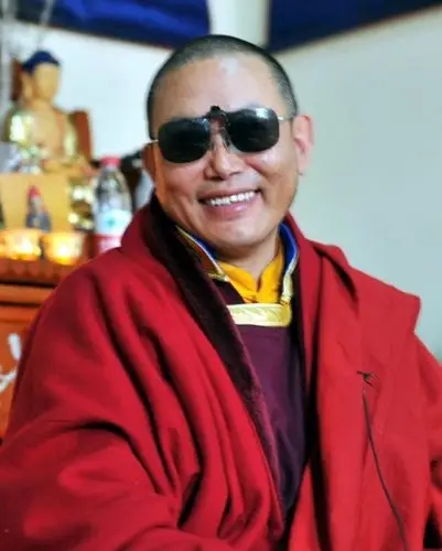 罗珠巴丹仁波切(洛登上师)教授 - 吉祥狮子 - 致力教育 传播幸福