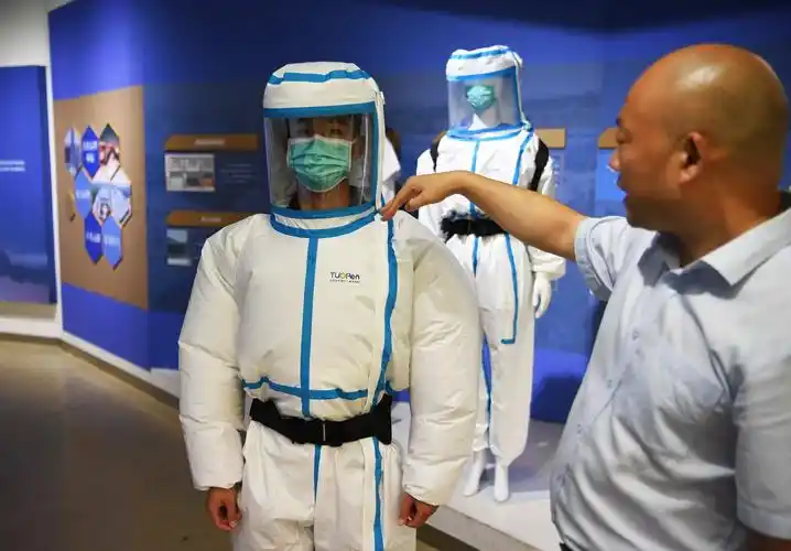 8月26日,在河南新乡长垣市,驼人集团防护解决方案部总监崔俊卿(右)