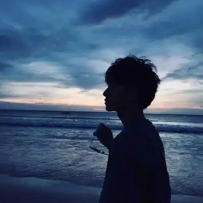 微信情侣头像背影一男一女两张 我对你一见心动二见钟情