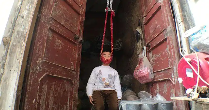 男孩每天要「上.吊」,父母没办法阻止,还要哭著帮助他!