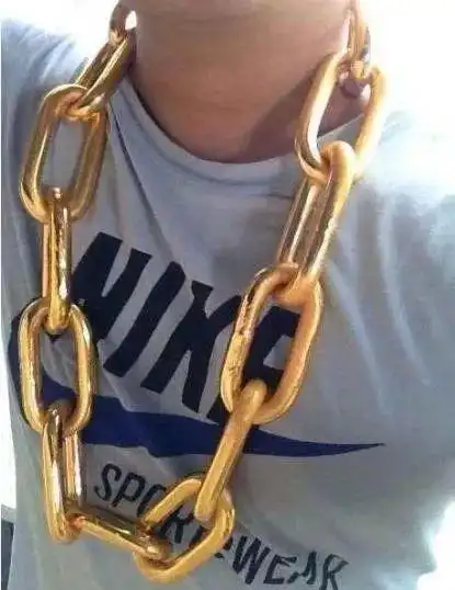 少不了,为了证明自己富可敌国,玩家可以直接掏出他的24k纯塑料金项链