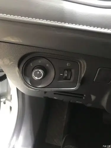 这左右后视镜调节旋转按钮,还有灯的远近调节.