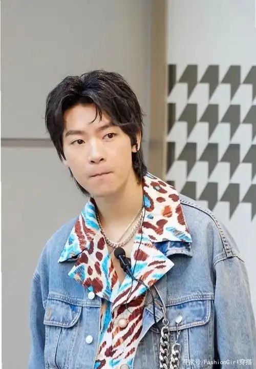 福克斯实力玩转豹纹花衬衫,轻松穿出摇滚男孩feel