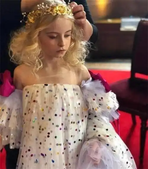 英国小女孩生来无腿,9岁登上巴黎时装周舞台,精致似超模公主