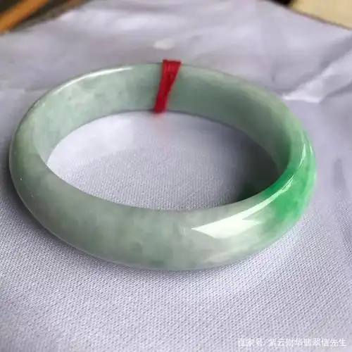 目前翡翠行业消费群体是以低中档翡翠为主,豆种属于低档翡翠是翡翠