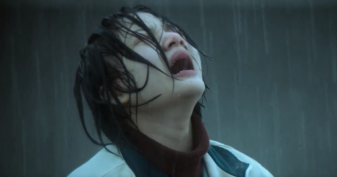 悲伤逆流成河:易遥在雨中痛哭,谁注意到角落的字,细节引人深思