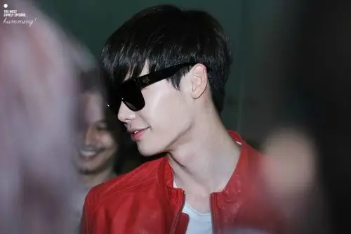 李钟硕帅气红夹克墨镜造型图片 李钟硕街拍图片写真 李钟硕图片