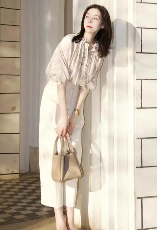 因为上衣的搭配可以让我们看起来更加显瘦和有气质