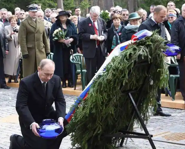 卡廷惨案70周年,硬汉普京当众下跪,正视历史赢得世人尊重_苏联_波兰