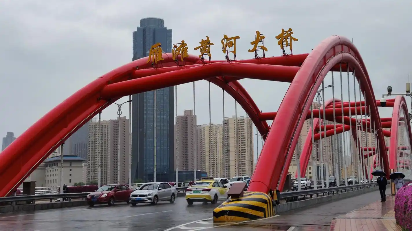 雁滩黄河大桥位于兰州市区东部,是兰州市北出口与312国道衔接的枢纽