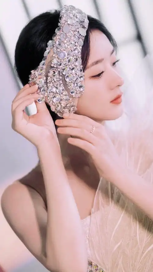 赵丽颖|把翎羽穿在身上,今天是超仙的白凤凰!