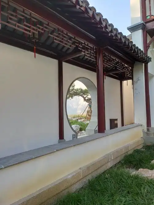 廊架的单面石墙月洞门使人眼光不自主嗯引入其中,月洞门采用框景,把