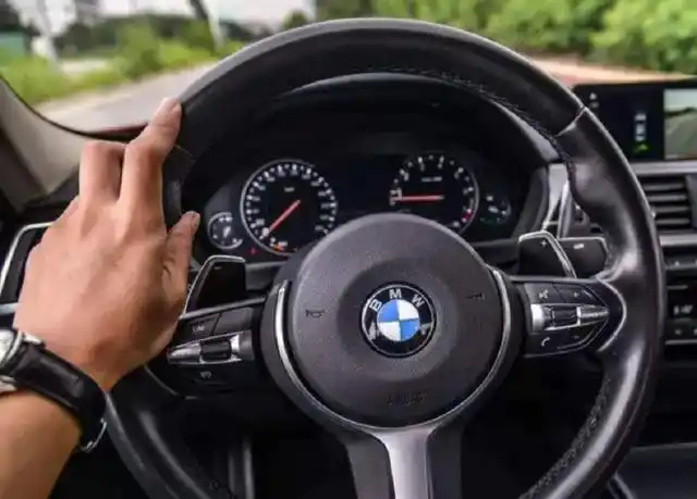 代表7种不同性格的方向盘握姿,第二种性格豪爽,你是哪种?_易车