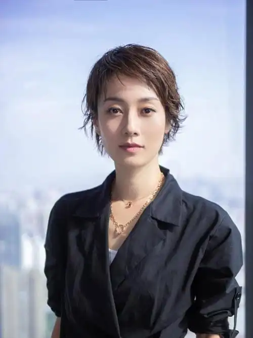 42岁马伊琍又折腾短发,微卷处理后更显成熟妩媚,看完也想剪同款