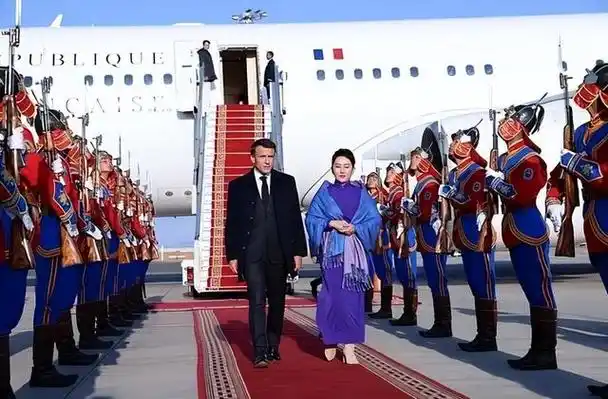 蒙古国第一夫人访法国!穿蒙古袍同框70岁布丽吉特,红唇妆容夺目