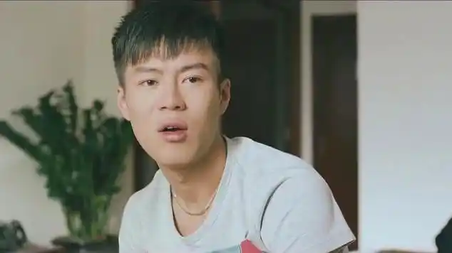 危情营救小哥要近水楼台先得月小姐姐的心思不在照片上