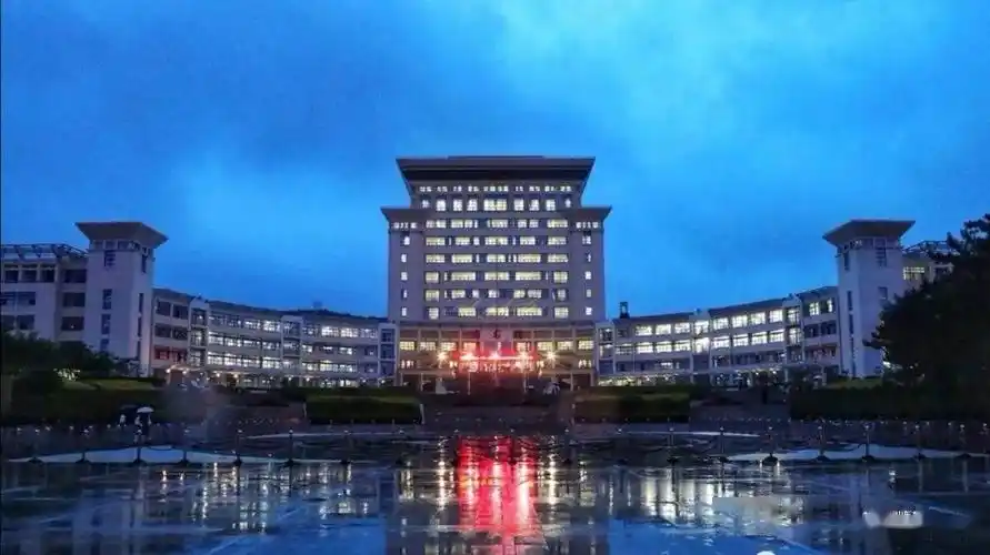 (威海校区图书馆)山东大学(威海)图书馆创建于 1987 年,2003 年新馆