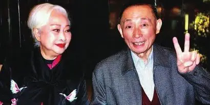 左二为梅葆玥,左三为梅夫人福芝芳,右一为梅葆玖,右三为梅兰芳