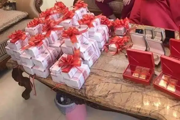 国庆期间,宁波再现了土豪婚礼,聘礼发了528万,现金堆积如山,需要两个