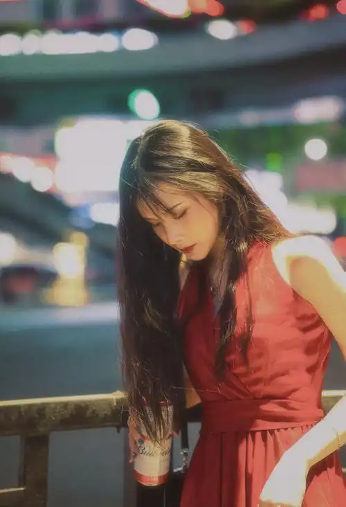 极品红裙美女深夜街拍性感写真图片