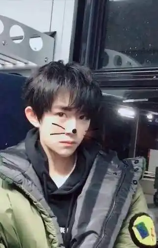 偶像包袱碎一地,稳赢了_王俊凯_丑照_生日