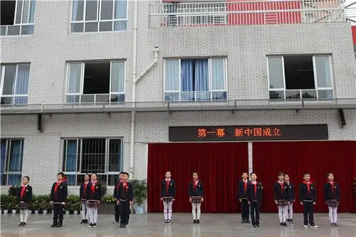 成都市桐梓林小学举行爱国主义教育集体朝会活动