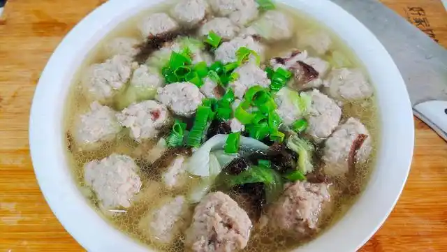 生汆丸子这样做,2斤肉都不够吃,口感嫩到入口即化,好吃有窍门