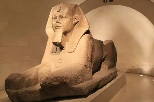 其实这个大厅里有很多自动售票机器所以安检进来以后买