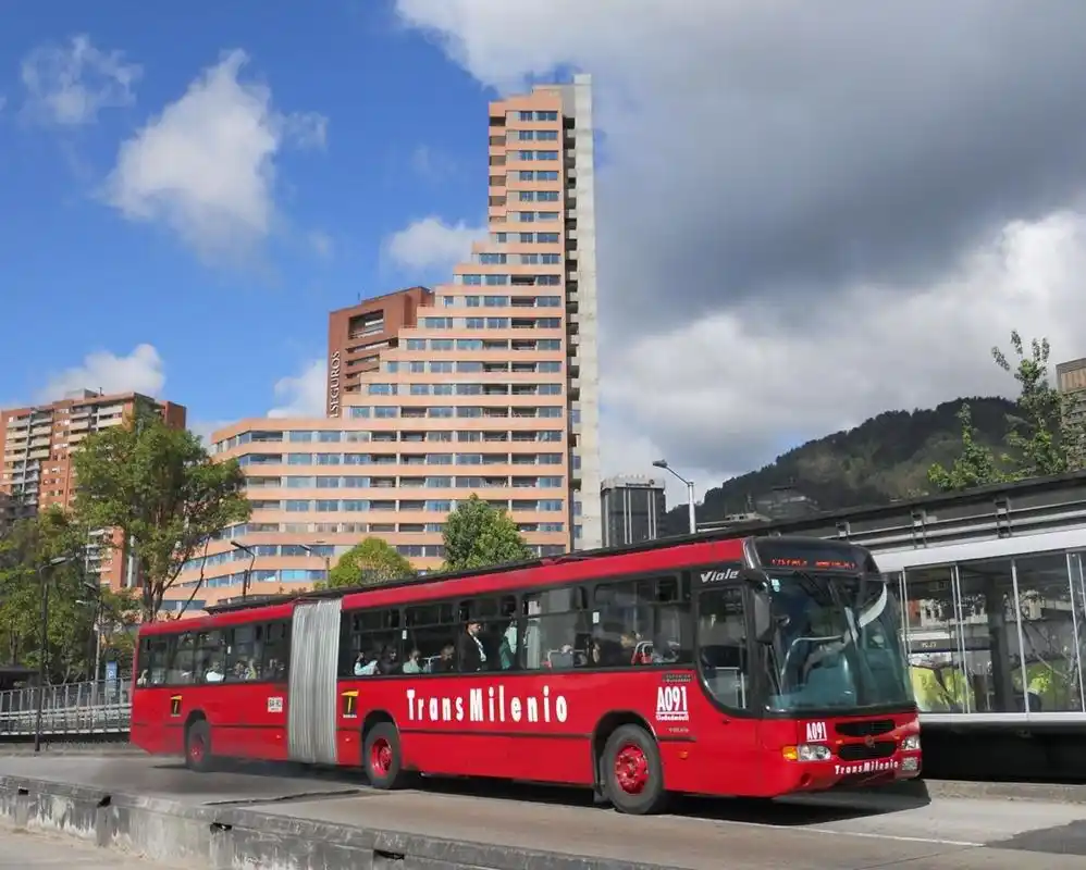 标志性的超长transmilenio公交车 图片来自wikimedia commons