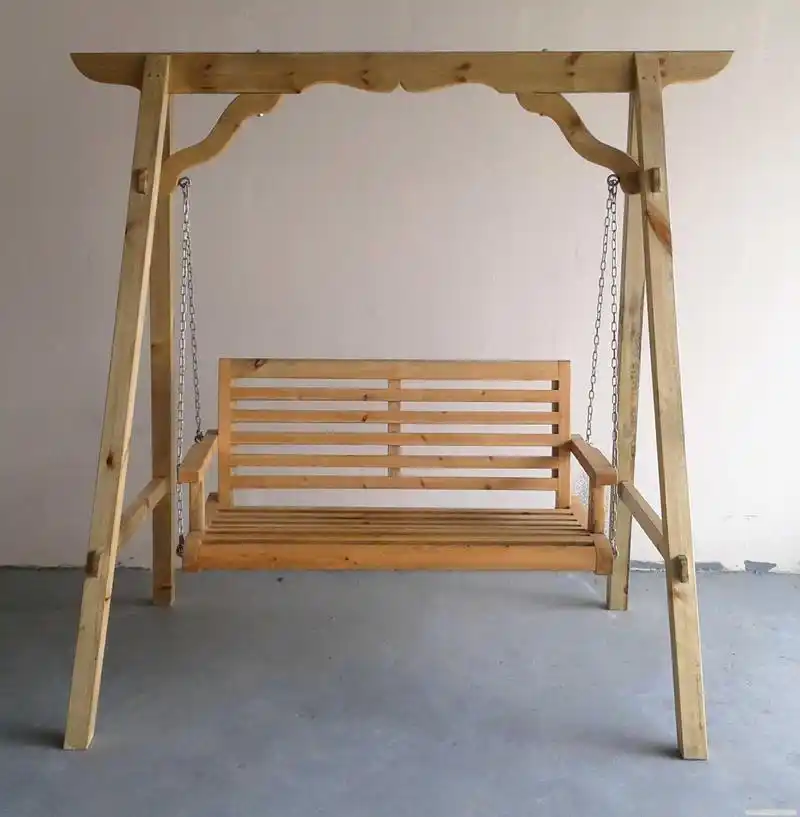 幸福时光:与家人一起欢笑的防腐木秋千