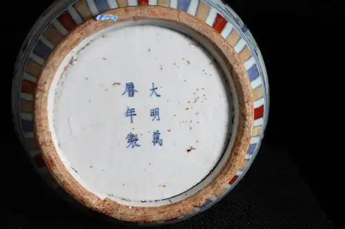 大明万历年制款斗彩人物纹瓶