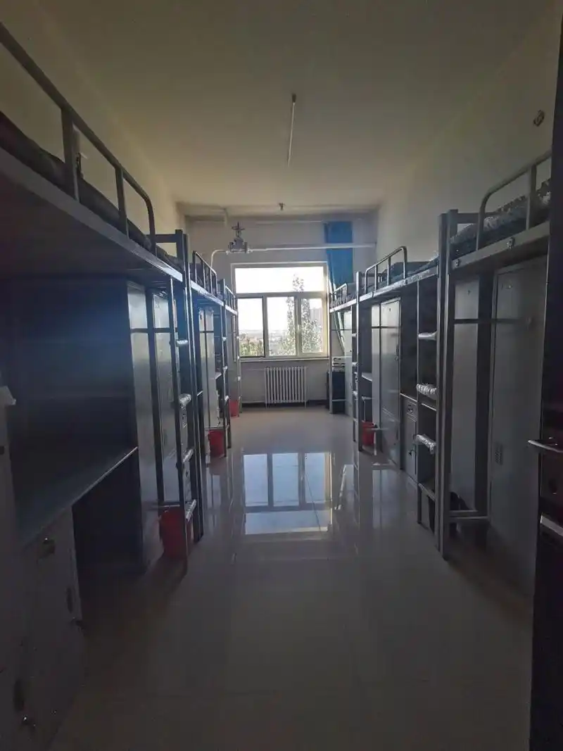 大学宿舍 六人间,但是是四个人住 想听听大家有什么建议