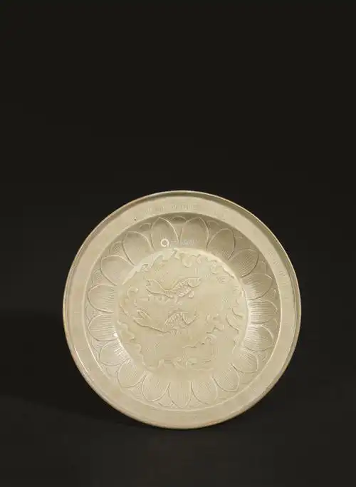 北宋定窑剔花双鱼描金白釉折沿盘