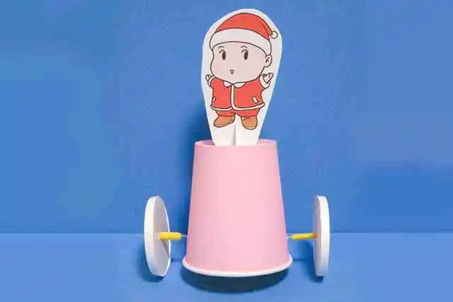 玩具车一次性杯子做玩具所需材料和工具:一次性纸杯(3个),细铁丝,卡纸