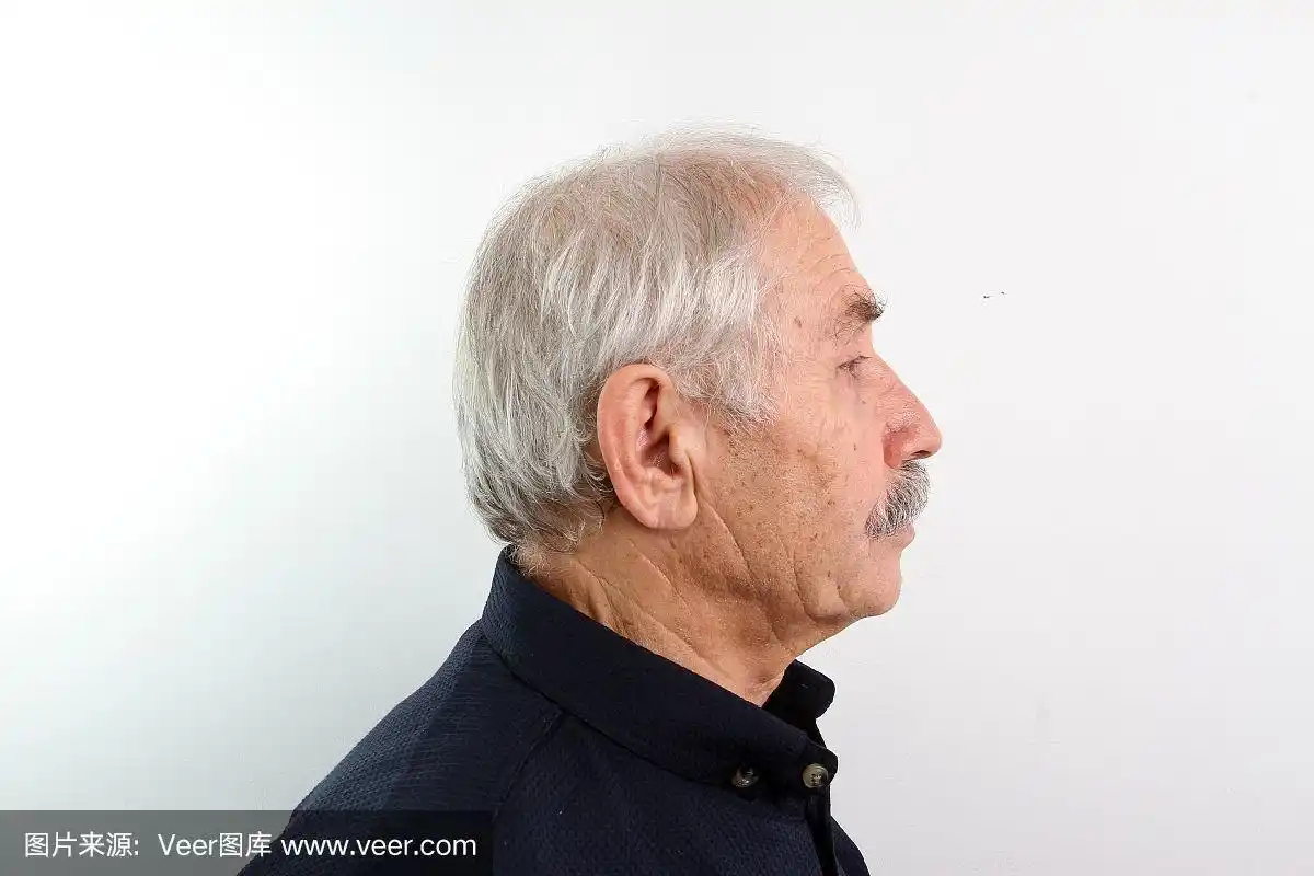一个老人的右侧侧面照片