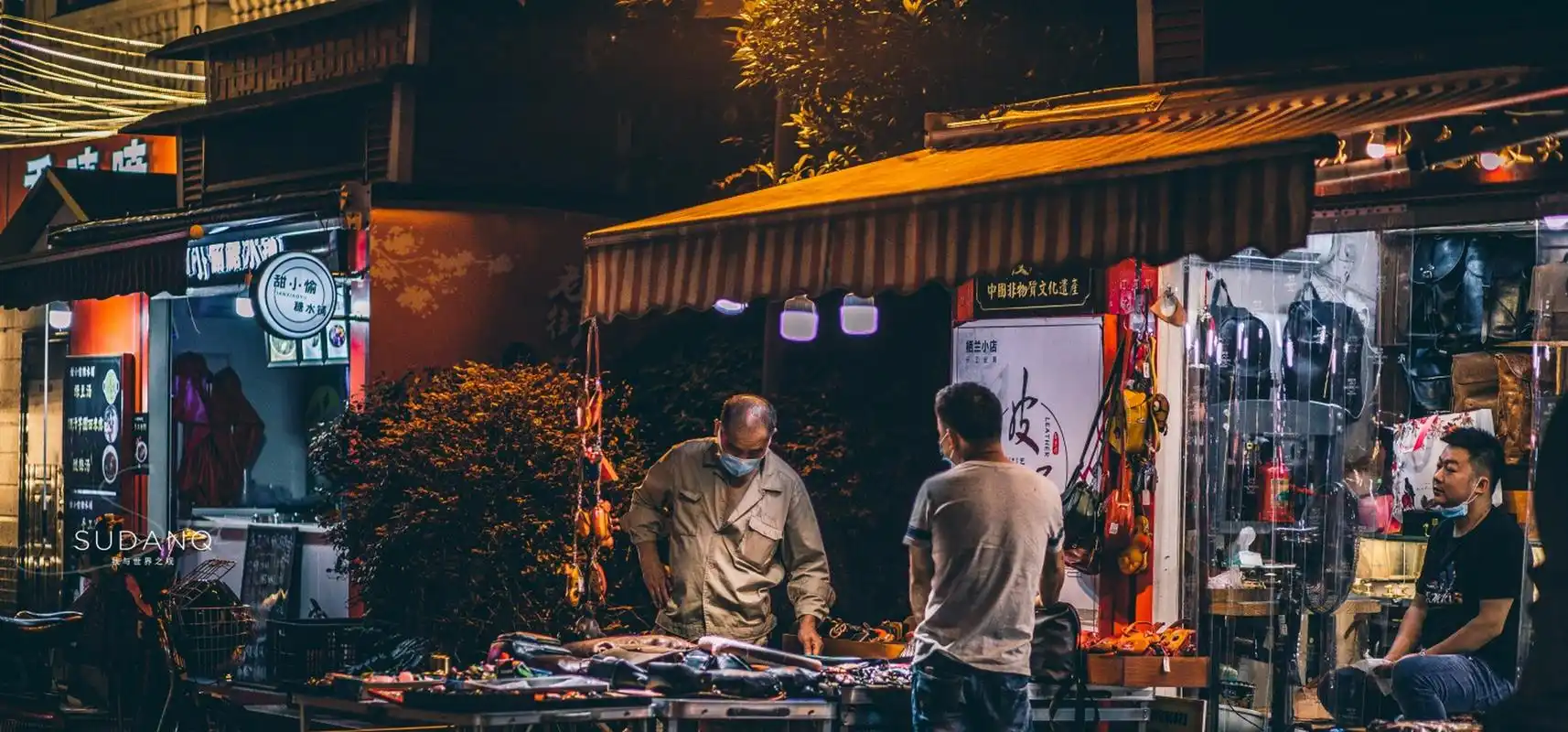 吉庆民俗街以一个新生活格调来展现老汉口风貌,在这"地摊经济"风口下