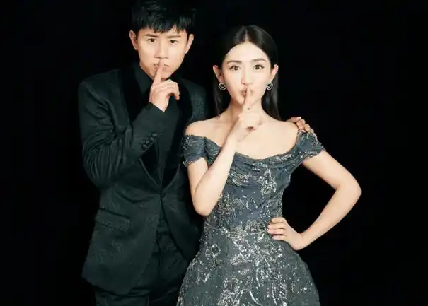 谢娜被曝怀4胎后露面,穿平底鞋宽松裙疑藏孕肚,李维嘉全程搀扶_张杰