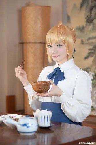 日本小姐姐《fate》cos 吃货呆毛王saber