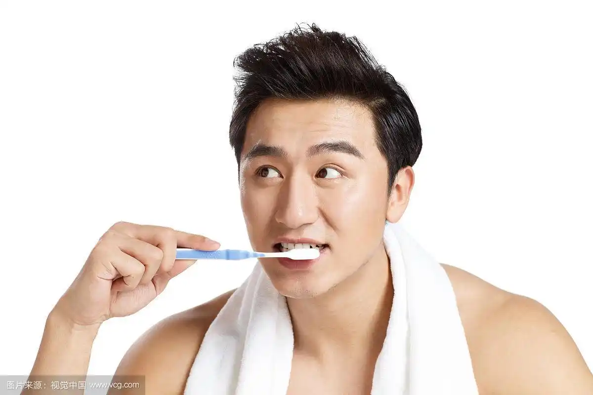 青年男人在刷牙