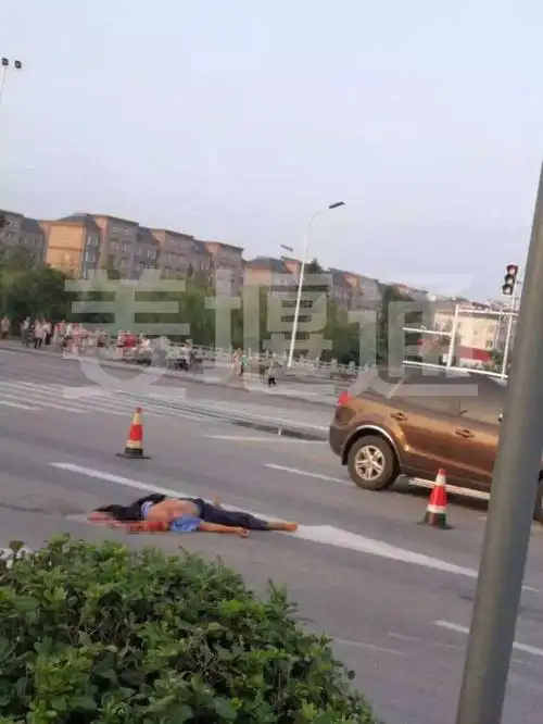 姜堰一电动车与卡车相撞,老汉被当场爆头命丧车轮(胆小慎入)