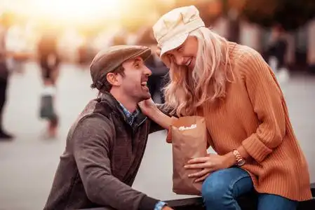 快乐的年轻夫妇在户外玩得开心,微笑.照片