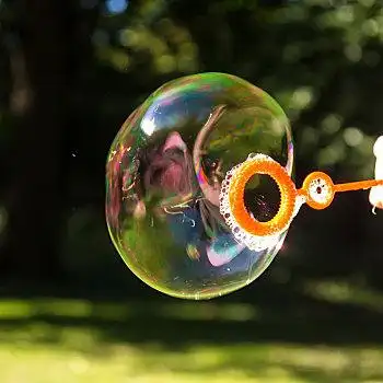 吹肥皂泡图片