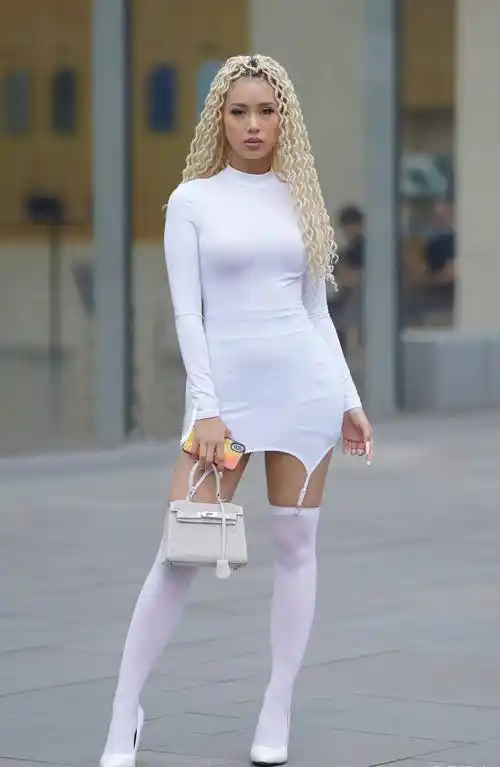 原创十足欧美范儿的时尚辣妹不论是前卫穿搭还是方便面发型都格外惹眼