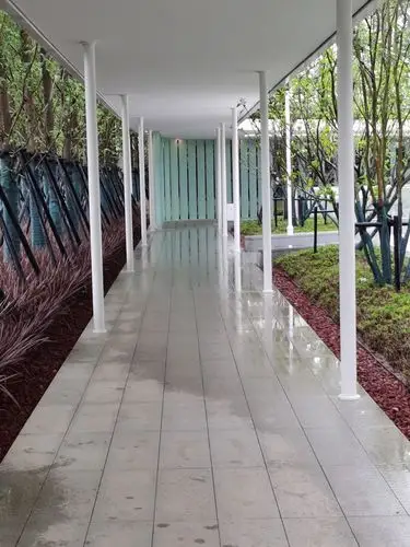 廊架以白色为主,简洁大方.