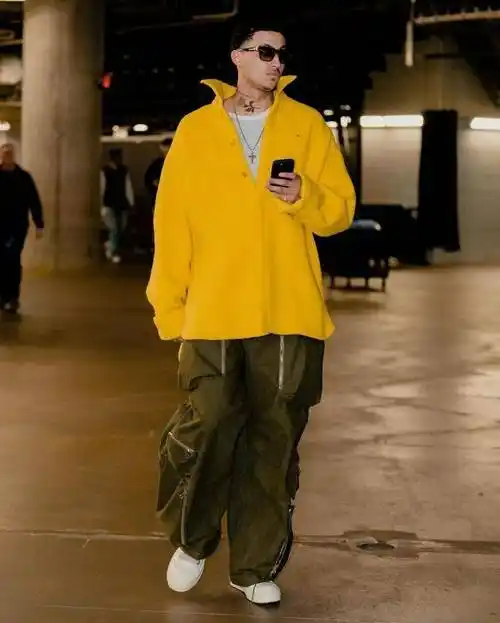 痞帅!库兹马黑超搭配黄色立领深v外衣 尽显潮男风范