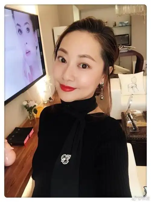 张卫健与张茜结婚20多年,至今没有孩子,她容颜虽老男星依旧爱