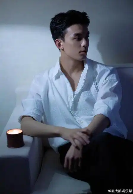 吴磊这组水雾空蒙白衬衣照片好欲啊