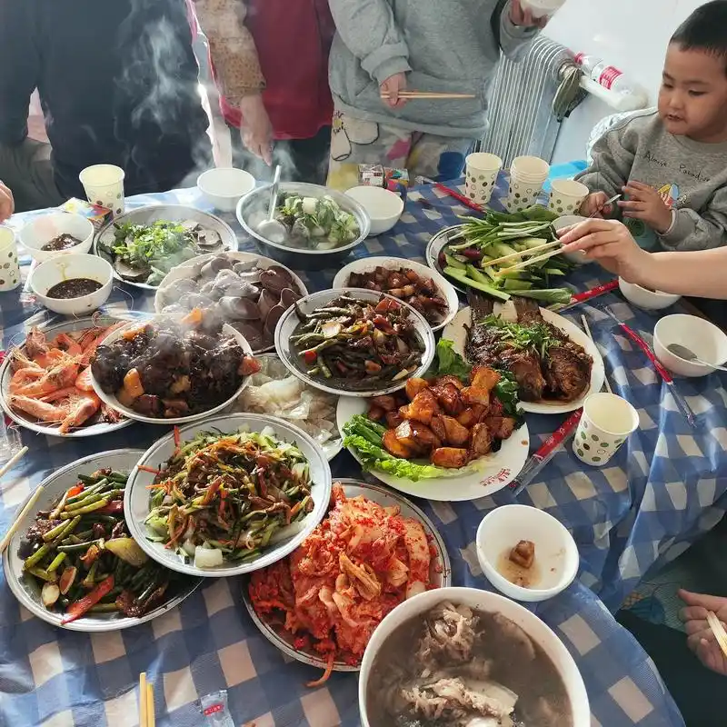 快过年了,老叔家今天杀年猪了,一大家子聚到一起,叙叙亲情!老 - 抖音