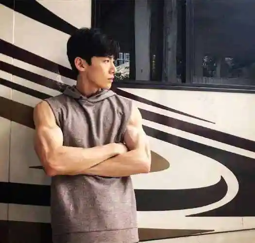 俊秀长相加上肌肉身材脸与身材不符的男明星除了霍尊还有谁